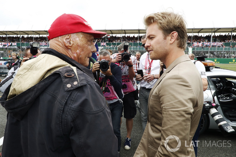 Niki Lauda, Non-Executive Chairman, Mercedes AMG F1, parla con Nico Rosberg