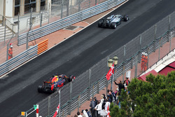 Lewis Hamilton, Mercedes AMG F1 W07 Hybrid voor Daniel Ricciardo, Red Bull Racing RB12