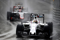 Фелипе Масса, Williams FW38, едет впереди Ромена Грожана, Haas VF-16 Ferrari