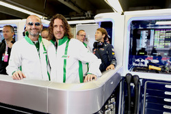 Джанлука ди Тондо, директор бренда Heineken и посол бренда Heineken Карлес Пуйоль в гараже Red Bull Racing