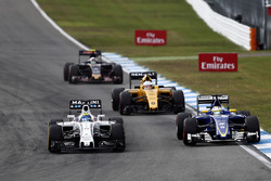 Felipe Massa, Williams FW38 y Marcus Ericsson, Sauber C35 Batalla por la posición