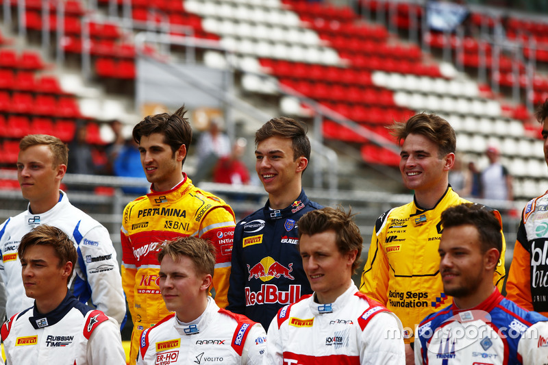 Antonio Giovinazzi, PREMA Racing; Pierre Gasly, PREMA Racing e Oliver Rowland, MP Motorsport nella foto di classe della GP2 Series