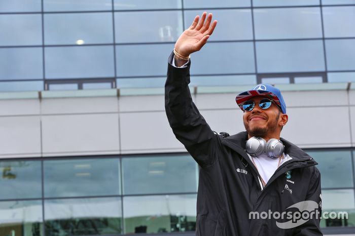 Lewis Hamilton en el desfile de pilotos