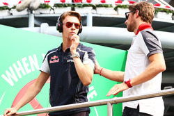 Daniil Kvyat, Scuderia Toro Rosso con Romain Grosjean, Haas F1 Team en el desfile de pilotos