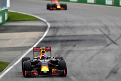 Макс Ферстаппен, Red Bull Racing RB12 випереджає Даніеля Ріккардо, Red Bull Racing RB12