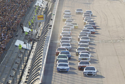 Start: Kevin Harvick, Stewart-Haas Racing Chevrolet leads