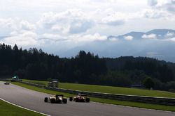 Kevin Magnussen, Renault Sport F1 Team, Kimi Raikkonen, Scuderia Ferrari