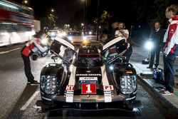 Mark Webber con el Porsche 919 LMP1 híbrido en Londres