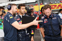 Simon Rennie, ingénieur de course Red Bull Racing avec Daniel Ricciardo, Red Bull Racing et Christian Horner, Red Bull Racing, Team Principal, sur la grille