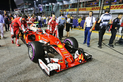 Kimi Raikkonen, Ferrari SF16-H en la parrilla