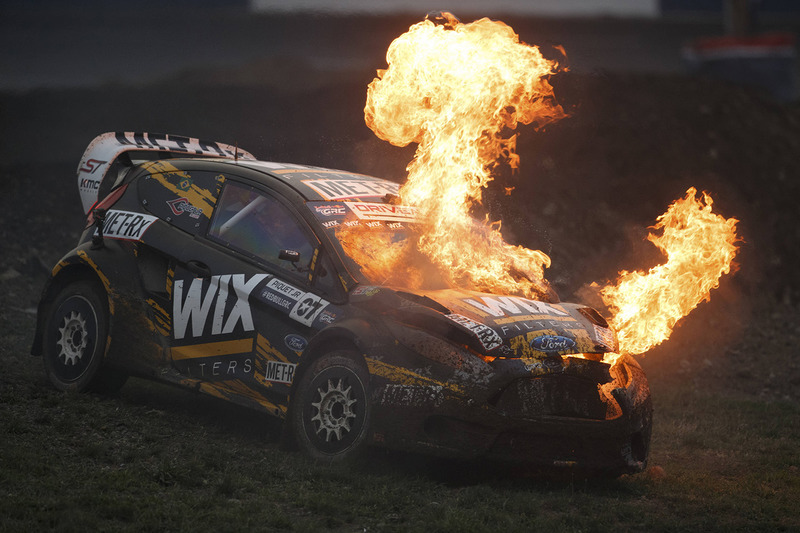 Nelson Piquet Jr. autója lángokban, SH Racing Rallycross Ford