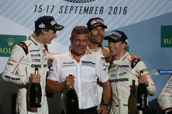 Podio: ganadores de la carrera Timo Bernhard, Mark Webber, Brendon Hartley, Fritz Enzinger, Vice President LMP1, Porsche Team