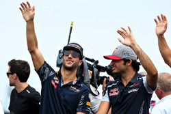 Daniel Ricciardo, Red Bull Racing y Carlos Sainz Jr., Scuderia Toro Rosso en el desfile de pilotos