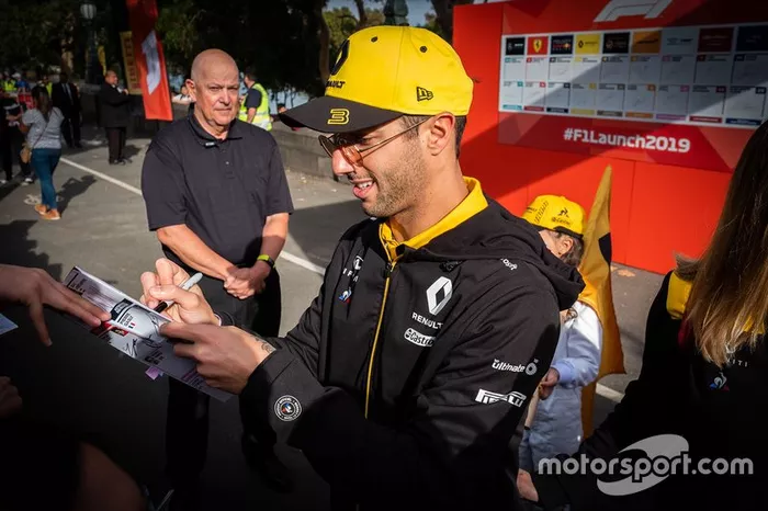 Daniel Ricciardo, Renault F1 Team, firma autografi ai tifosi