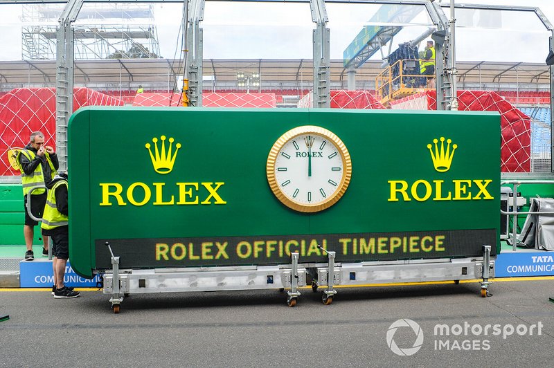 L'orologio Rolex viene posizionato in vista del Gran Premio