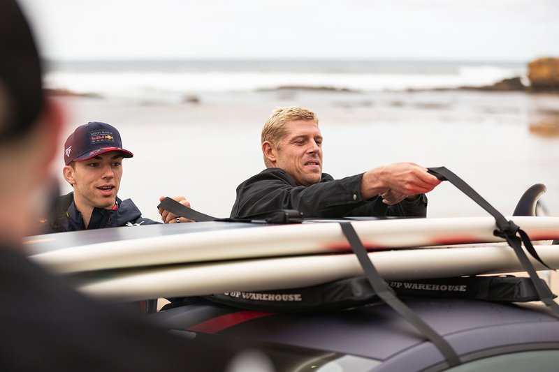 El tres veces campeón del mundo de surf Mick Fanning lleva a Max Verstappen y Pierre Gasly a surfear en Torquay