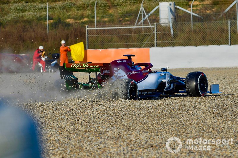 Kimi Raikkonen, Alfa Romeo Racing C38, spins into the gravel on the opening morning of testing