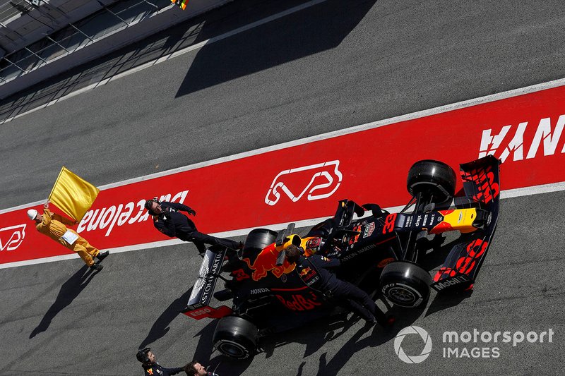 Max Verstappen, Red Bull Racing RB15, si ferma in pit lane