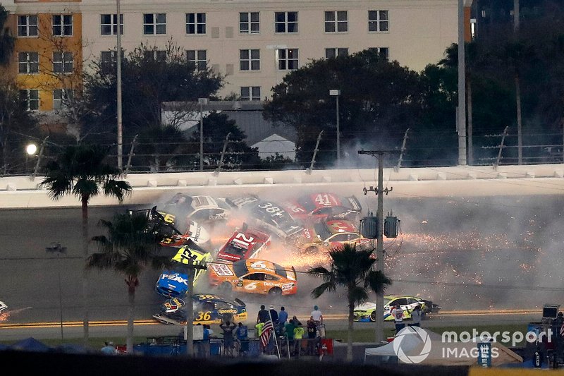 Choque, Paul Menard, Wood Brothers Racing Ford, Matt DiBenedetto, Leavine Family Toyota, Aric Almirola, Stewart-Haas Racing Ford, Ryan Blaney, Team Penske Ford