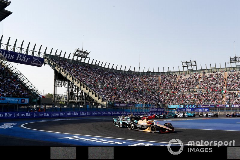 Jean-Eric Vergne, DS TECHEETAH, DS E-Tense FE19 precede Nelson Piquet Jr., Panasonic Jaguar Racing, Jaguar I-Type 3