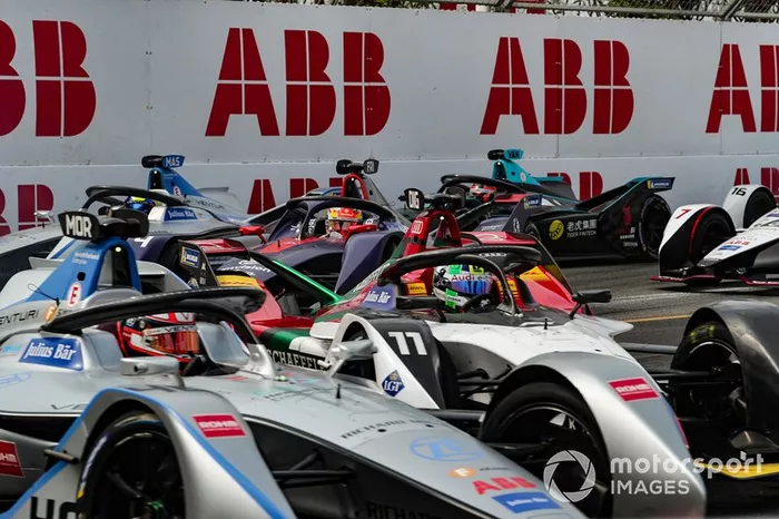 The field filters through the corners, with Edoardo Mortara, Venturi Formula E, Venturi VFE05, battling with Lucas Di Grassi, Audi Sport ABT Schaeffler, Audi e-tron FE05 