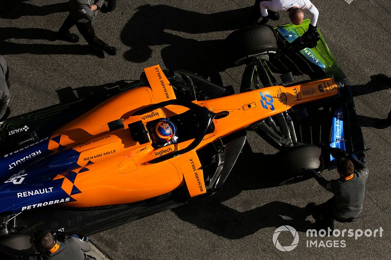 Carlos Sainz Jr., McLaren MCL34, stops in his pit area