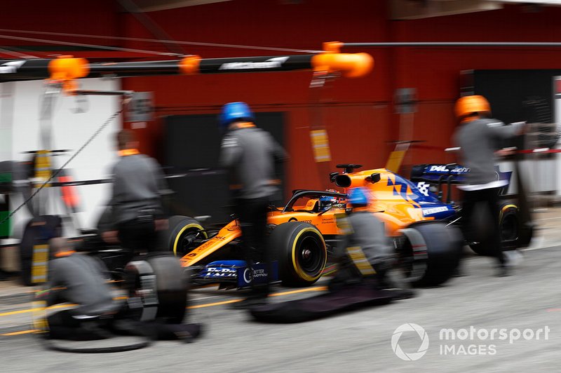 Carlos Sainz Jr., McLaren MCL34, s'arrête au stand
