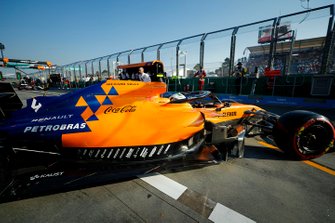 Lando Norris, McLaren MCL34, sort du garage