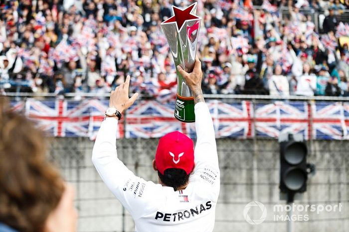 Lewis Hamilton, Mercedes AMG F1, ofrece su trofeo a los fans