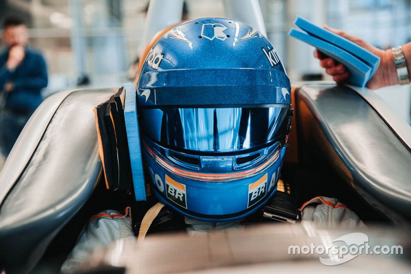 Подгонка сиденья Фернандо Алонсо для Indy 500