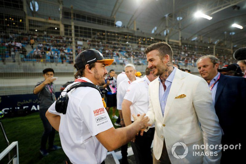 Fernando Alonso con David Beckham en la parrilla