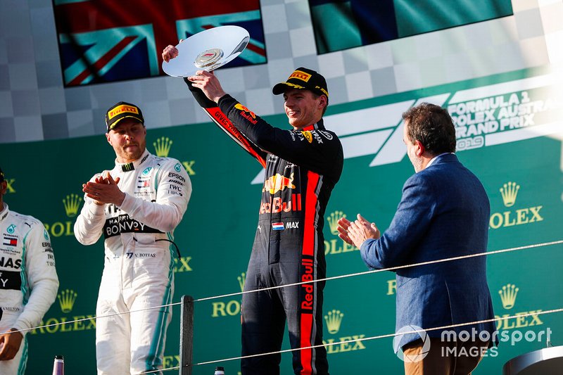 Max Verstappen, Red Bull Racing, terzo, solleva il suo trofeo sul podio