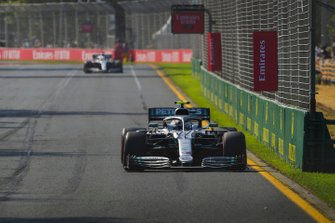 Valtteri Bottas, Mercedes AMG W10, devant Lewis Hamilton, Mercedes AMG F1 W10