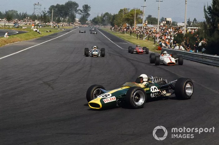 Moises Solana, Lotus 49 Ford, y John Surtees, Honda RA300, Denny Hulme, Brabham BT24 Repco y Bruce McLaren, McLaren M5A BRM