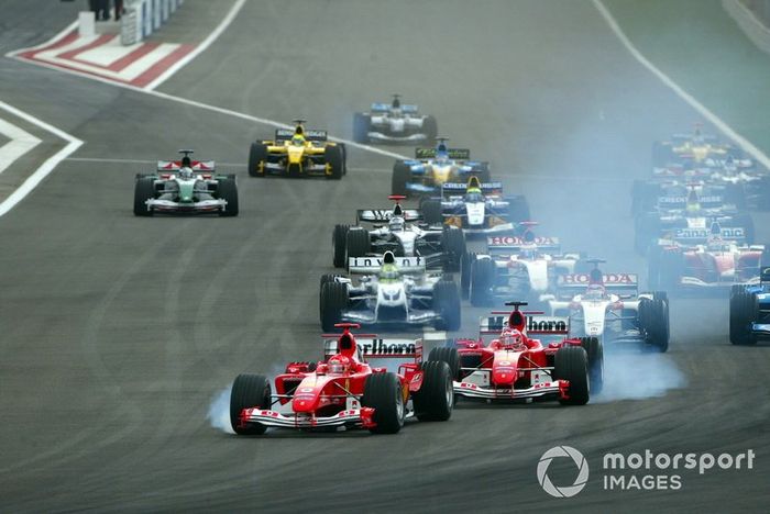 Michael Schumacher, Ferrari F2004 y Rubens Barrichello, Ferrari F2004 ambos se cierran al inicio de la carrera