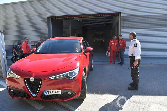 El Alfa Romeo Stelvio sale del Centro Médico