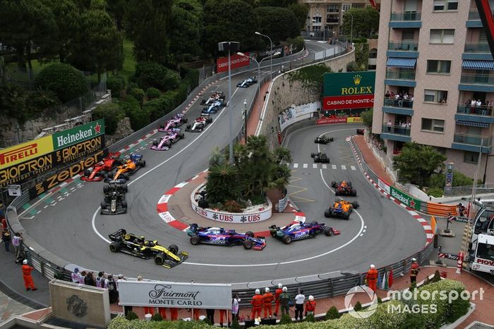 Pierre Gasly, Red Bull Racing RB15, Carlos Sainz Jr., McLaren MCL34, Daniil Kvyat, Toro Rosso STR14, Alexander Albon, Toro Rosso STR14, y Nico Hulkenberg, Renault R.S. 19