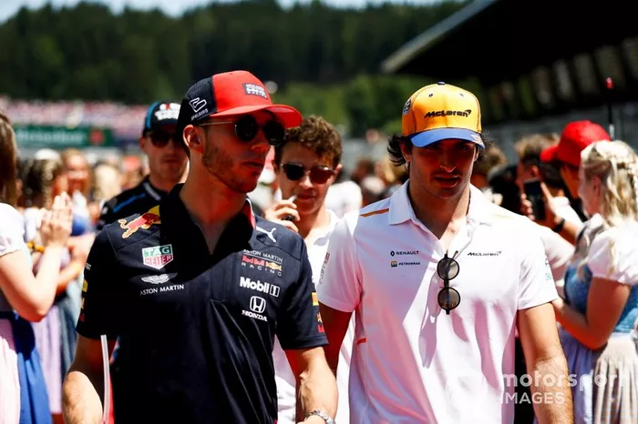 Pierre Gasly, Red Bull Racing, y Carlos Sainz Jr., McLaren, en el desfile de pilotos