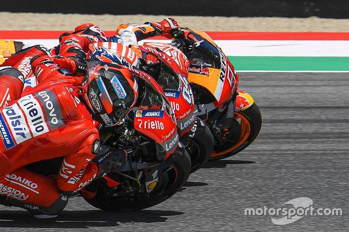 Prácticamente en paralelo, Petrucci ve el hueco por el interior y le mete la moto a Dovi