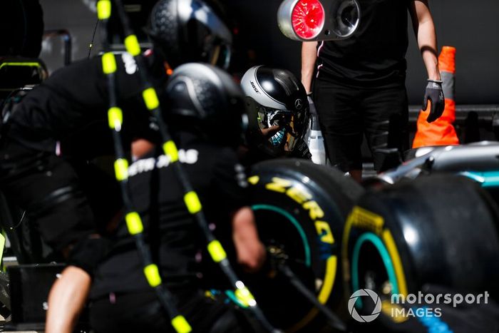 El equipo de boxes de Mercedes en el trabajo durante los entrenamientos