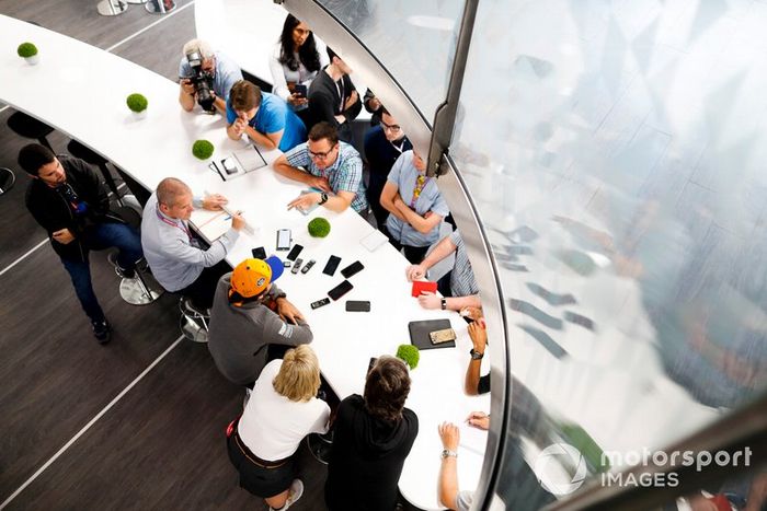 Carlos Sainz Jr., McLaren con los medios