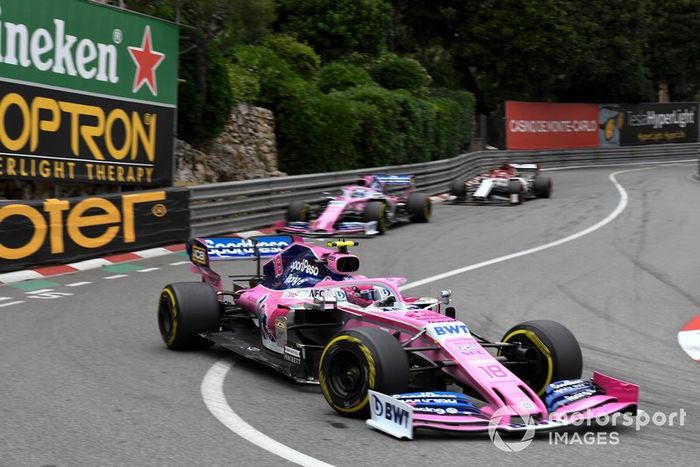 Lance Stroll, Racing Point RP19, precede Sergio Perez, Racing Point RP19, e Kimi Raikkonen, Alfa Romeo Racing C38