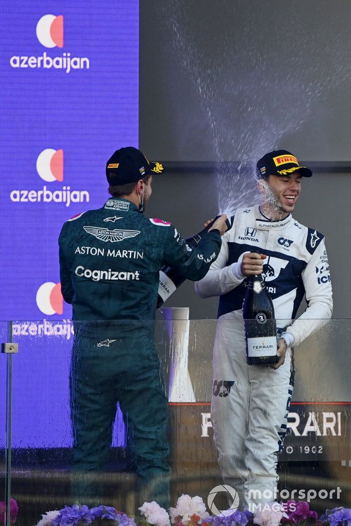 Podio: segundo lugar Sebastian Vettel, Aston Martin, tercer lugar Pierre Gasly, AlphaTauri