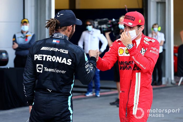 Lewis Hamilton, Mercedes, habla con el ganador de la pole, Charles Leclerc, Ferrari, en el Parc Ferme