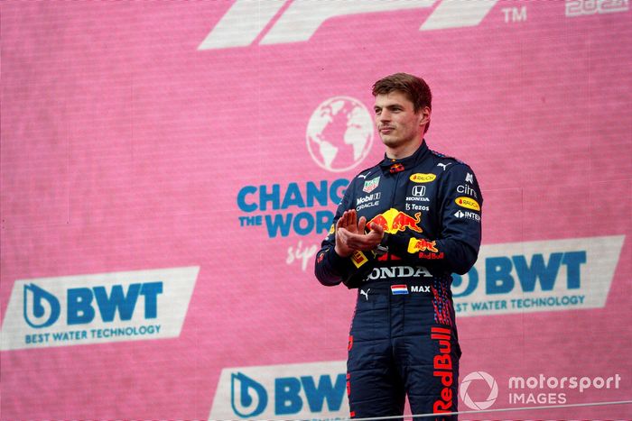 Podio: ganador de la carrera Max Verstappen