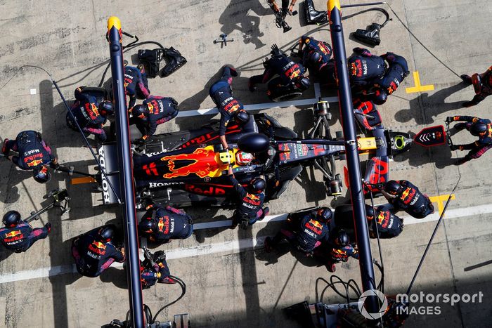 Sergio Pérez, Red Bull Racing RB16B pit stop