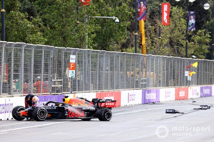 Max Verstappen, de Red Bull Racing, se baja de su coche tras chocar