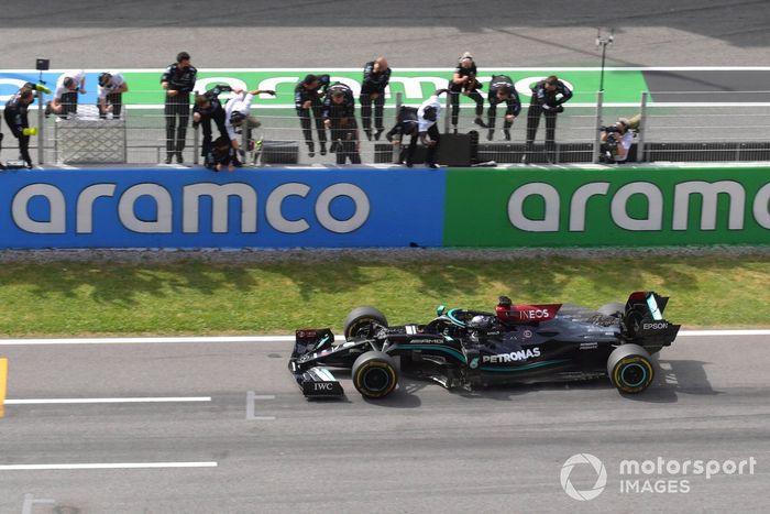 Lewis Hamilton, Mercedes W12, primera posición, se alza con la victoria en honor a su equipo en el pit wall