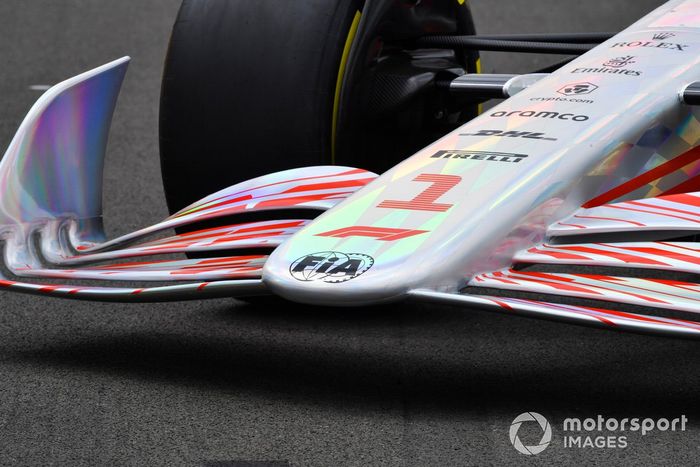 Detalle del frente y del alerón delantero del coche de Fórmula 1 2022