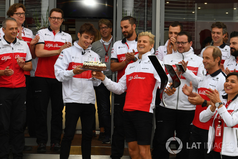 Sauber celebrate the birthday of Marcus Ericsson, Sauber with Charles Leclerc, Sauber